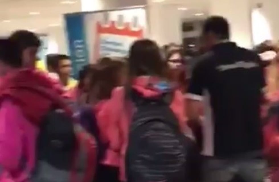 Aunque el aeropuerto cerró por niebla, Travel Rock aseguró que los chicos no perderán días de viaje