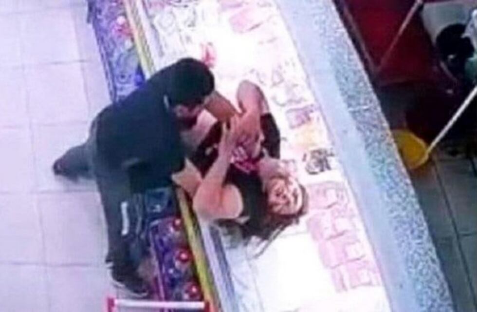 Una joven fue agredida por su compañero de trabajo porque no le gustaba la música que puso