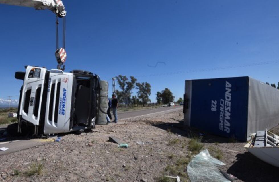 Volcó un camión en la ruta 40 tras un choque