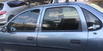 Un Chevrolet Corsa que estaba en la cuadra también sufrió daños\u002E (@gbelluati)
