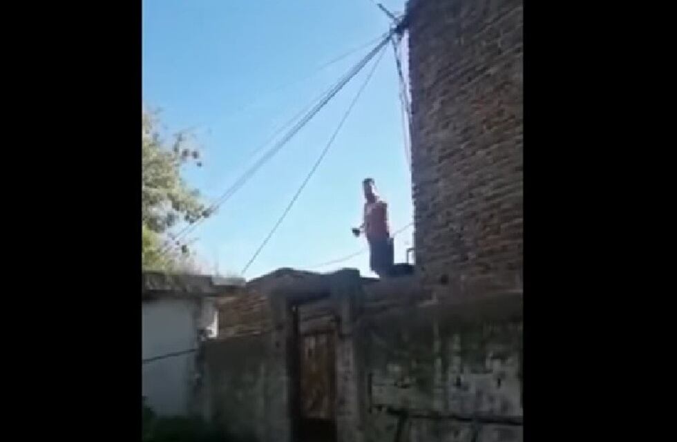 El vecino que pone la música al máximo de volumen y hace exhibicionismo