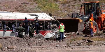 MENDOZA lAS cUEVAS aLTA MONTAÑA ACCIDENTE MICRO CHILENO QUE TRANSPORTABA JOVENES JUGADORES DEL CLUB COLO coLO de lo boza accidente en la ruta 7 ruta de alta montaña que conecta Mendoza con Chile\r\nTRES MUERTOS Y VARIOS HERIDOS \r\n\r\nPolice officers and soldiers work at the scene after a bus carrying teenagers from a Chilean football school crashed into another bus on its way to Paraguay near Las Cuevas locality in the Argentine province of Mendoza, on February 2, 2018\u002E \r\nAt least three youngsters from the Chilean Colo-Colo Lo Boza football school, who where heading to Paraguay to take part in a competition, died in the accident, police reported\u002E / AFP PHOTO / Marcelo RUIZ mendoza accidente de un micro chileno que desbarranco tragedia vial omnibus volco vuelco y cayo a un barranco chicos muertos del club de futbol infantil chileno colo colo