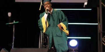 El video de un joven con parálisis cerebral que se levantó y caminó durante su graduación (Foto: fox4news\u002Ecom)