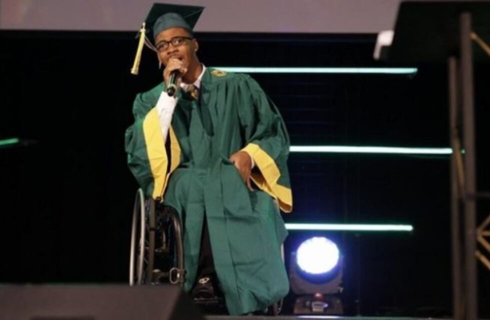 El video de un joven con parálisis cerebral que se levantó y caminó durante su graduación