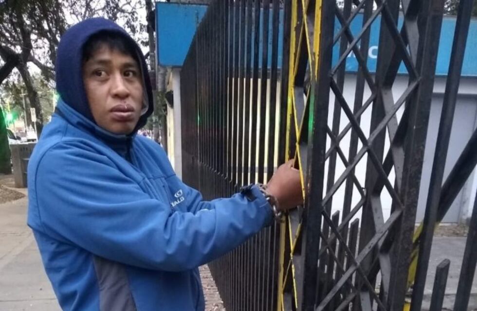 Se cosió la boca y se encadenó al IPV para pedir un terreno