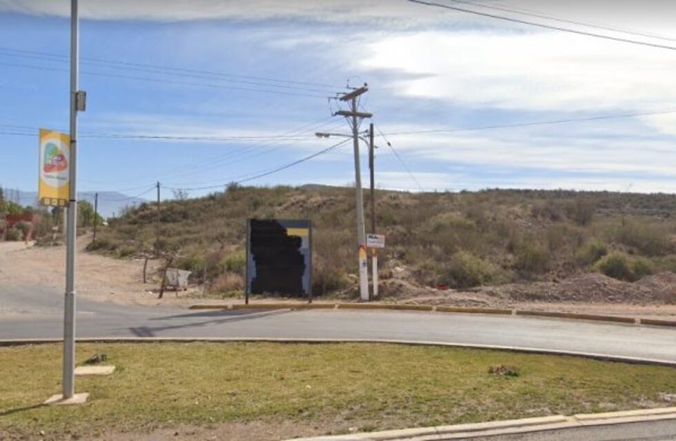 Iban a una fiesta, volcaron, un joven está grave y la conductora huyó