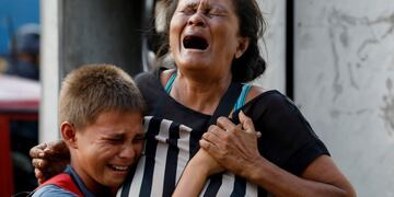 Relatives of inmates held at the General Command of the Carabobo Police react as they wait outside the prison, where a fire occurred in the cells area, according to local media, in Valencia, Venezuela March 28, 2018\u002E REUTERS/Carlos Garcia Rawlins