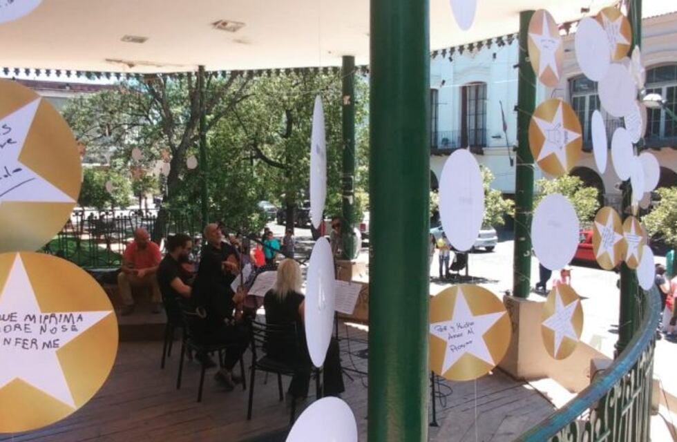 Salteños expresan sus deseos para 2020 en la glorieta de la plaza 9 de Julio