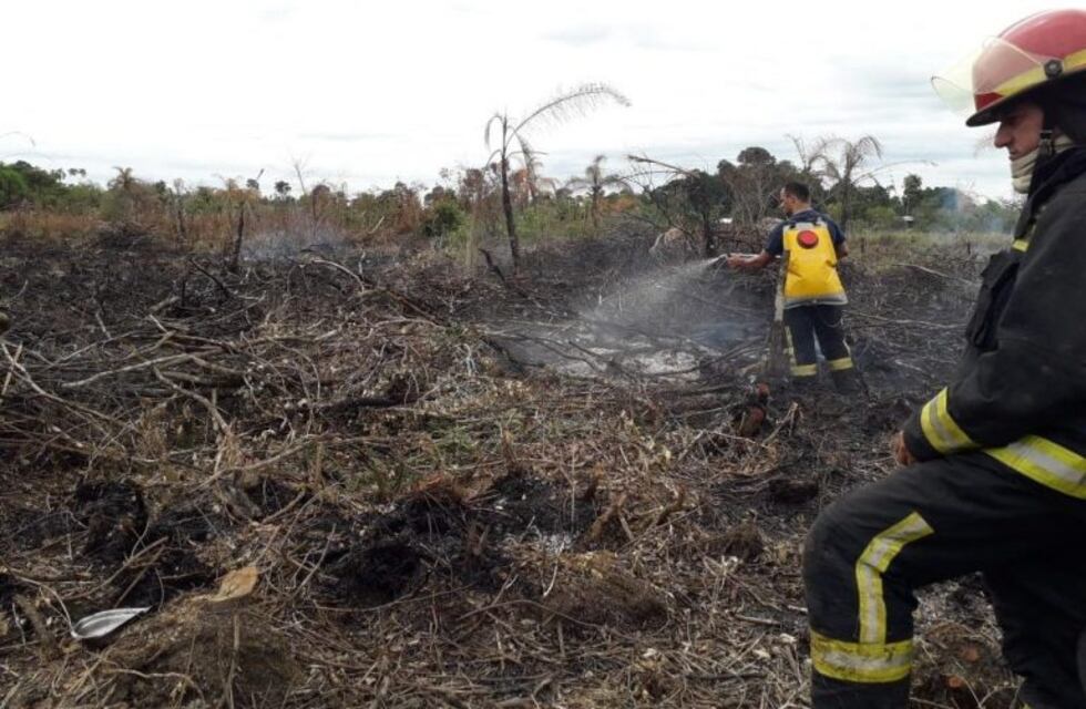 Una quema de pastizal provocó un incendio forestall que llevó dos horas apagarlo