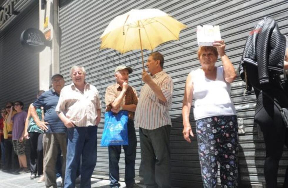 Los bancos abrirán para pagar jubilaciones y AUH pero no se definió la fecha