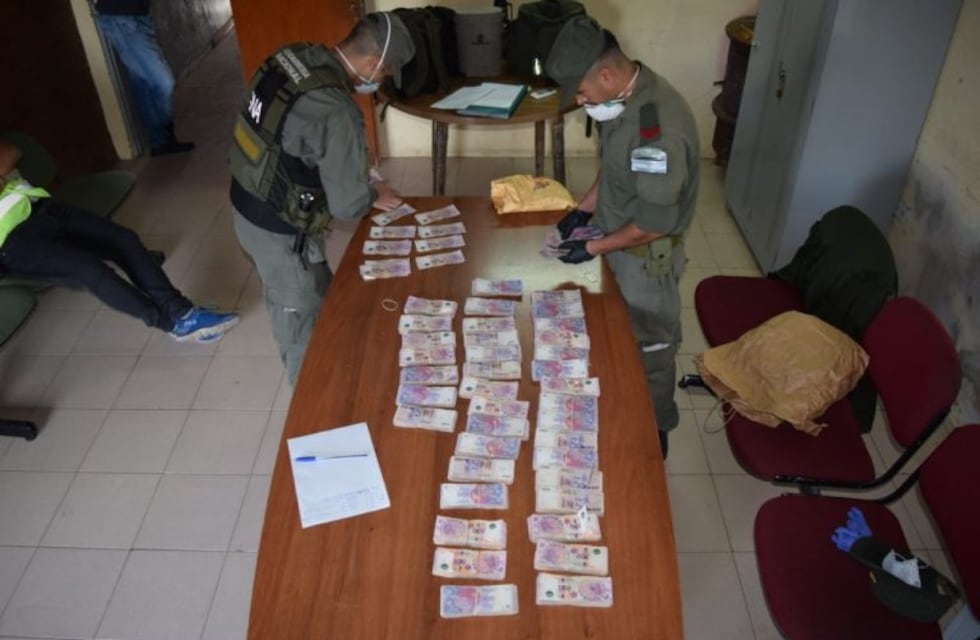 Violó la cuarentena y salió a la ruta 8 con medio millón de pesos escondidos