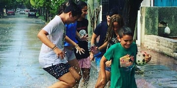Las fotos de los adolescentes cordobeses jugando bajo la lluvia fueron tomadas por Juan Pablo Rodríguez, en barrio Los Naranjos\u002E