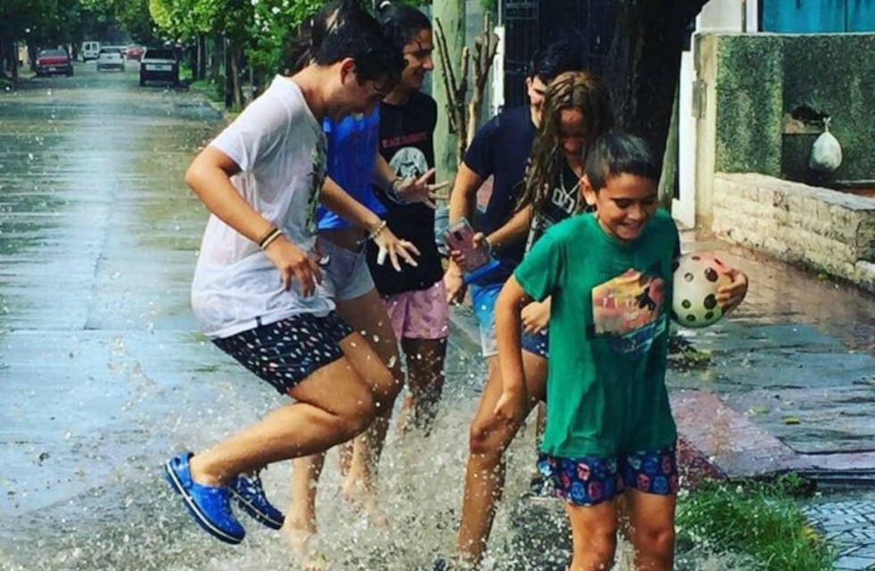 ¡Insólito! Adolescentes dejan el celular y juegan en la calle bajo la lluvia