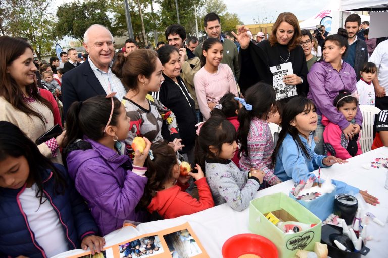 Fein y Lifschitz celebraron junto a multitud de vecinos la habilitación del Parque de la Colectora\u002E