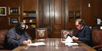El intendente Julio Garro firmó un convenio con SUTEBA para utilizar una sede del sindicato para recibir pacientes leves de coronavirus (Municipalidad de La Plata)