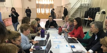 Mauricio Macri junto a Mario Negri visitando un centro de jubilados\u002E