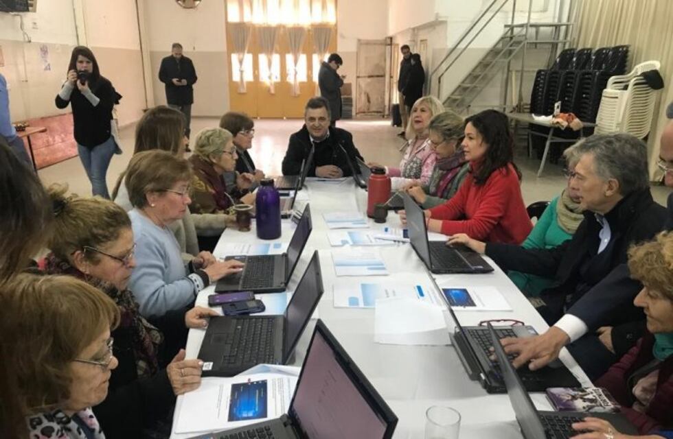 Macri realizó una visita sorpresa a un centro de jubilados en Río Cuarto