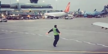 Señalero de un aeropuerto se puso a bailar e hizo llorar de risa a los pasajeros