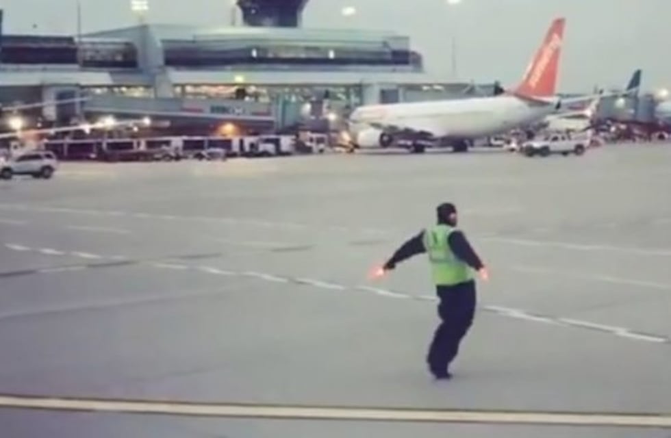 Video: el hilarante baile de un señalero aeroportuario