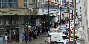 Miles de jóvenes respondieron a la convocatoria para cubrir un puesto en una heladería de Concepción del Uruguay\u002E\nCrédito: LaPirámide