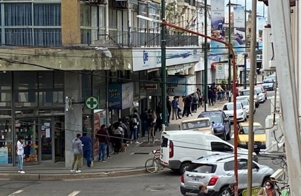 Interminables filas en una heladería para un puesto laboral