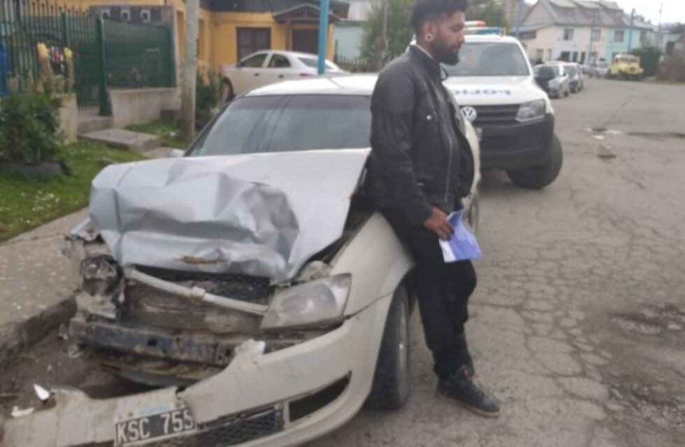Conductores chocan a vehículos estacionados