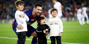 Barcelona's Lionel Messi, with his children, poses with his sixth Golden Ball for the best player of the year that he was awarded earlier in the week, before a Spanish La Liga soccer match between Barcelona and Mallorca at Camp Nou stadium in Barcelona, Spain, Saturday, Dec\u002E 7, 2019\u002E (AP Photo/Joan Monfort)