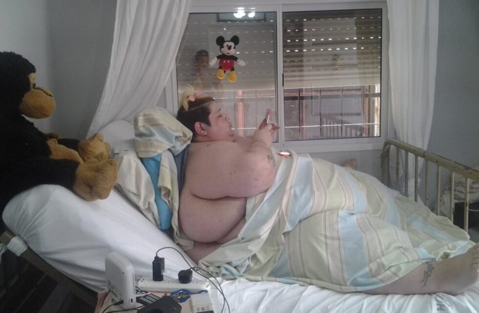 Derribaron una pared para trasladar a Isabella, joven trans que pesa 490 kilos