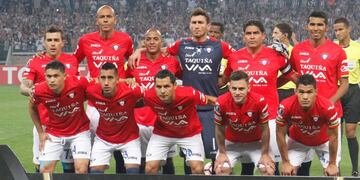 BRA621\u002E BELO HORIZONTE (BRASIL), 09/08/2017\u002E- Jugadores de Jorge Wilstermann posan antes de enfrentar a Atlético Mineiro hoy, miércoles 9 de agosto de 2017, al final de un partido de la Copa Libertadores entre Atlético Mineiro de Brasil y Jorge Wilstermann de Bolivia, en el estadio Mineirao en la ciudad de Belo Horizonte, Minas Gerais (Brasil)\u002E EFE/Paulo Fonseca