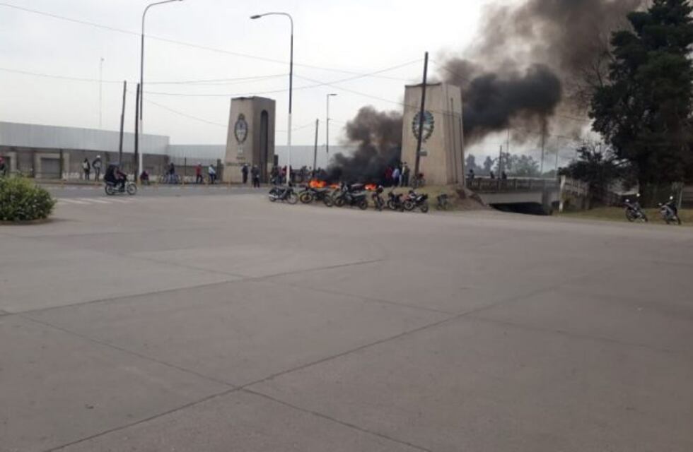Por deudas salariales, trabajadores del ingenio San Juan cortan el puente Lucas Córdoba