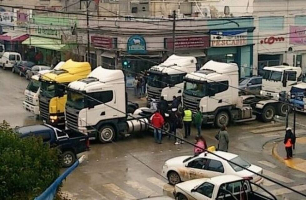 Trabajadores camioneros de FETRALPA se movilizan con reclamos a YPF