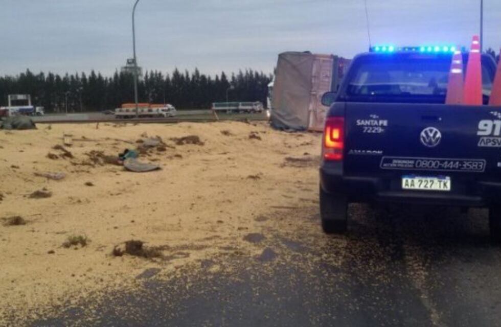 Choferes alcoholizados volcaron con el camión en la autopista a Santa Fe y quedaron detenidos