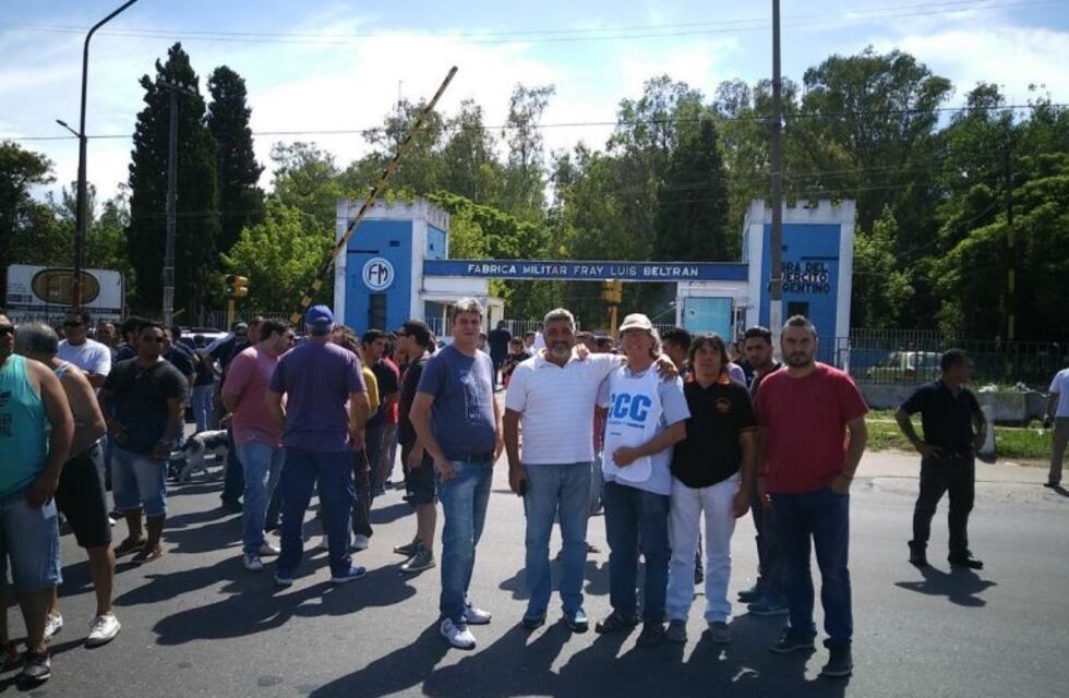 Volvieron a cortar la ruta 11 por los despidos en la fábrica militar de Fray Luis Beltrán