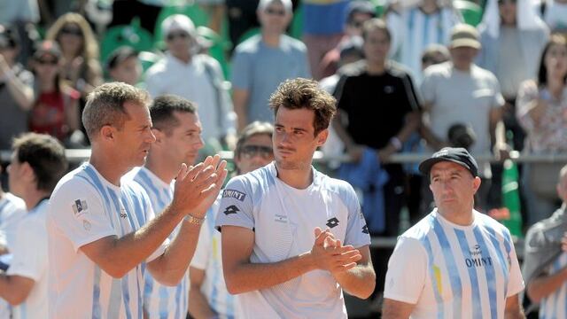 DYN624, BUENOS AIRES 06/01/2017,  EL TENISTA ARGENTINO, GUIDO PELLA Y SU PAR ITALIANO, FABIO FOGNINI , DISPUTAN EL QUINTO PUNTO DURANTE LA CUARTA JORNADA DE LA SERIE INICIAL DE LA COPA DAVIS, QUE SE JUEGA EN EL PARQUE SARMIENTO DE LA CIUDAD DE BUENOS AIRE