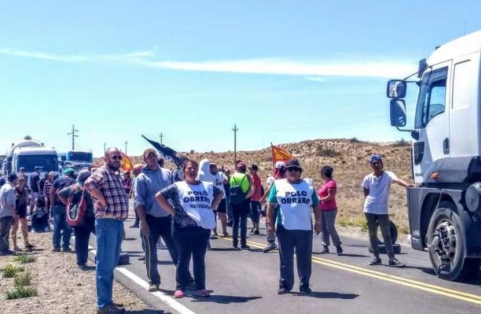Continúa el corte del Polo Obrero en la ruta N°22 en Zapala