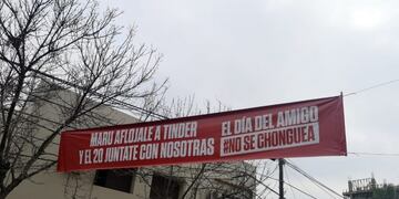 “Aflojale al tinder” curioso pasacalle que apareció en pleno centro correntino