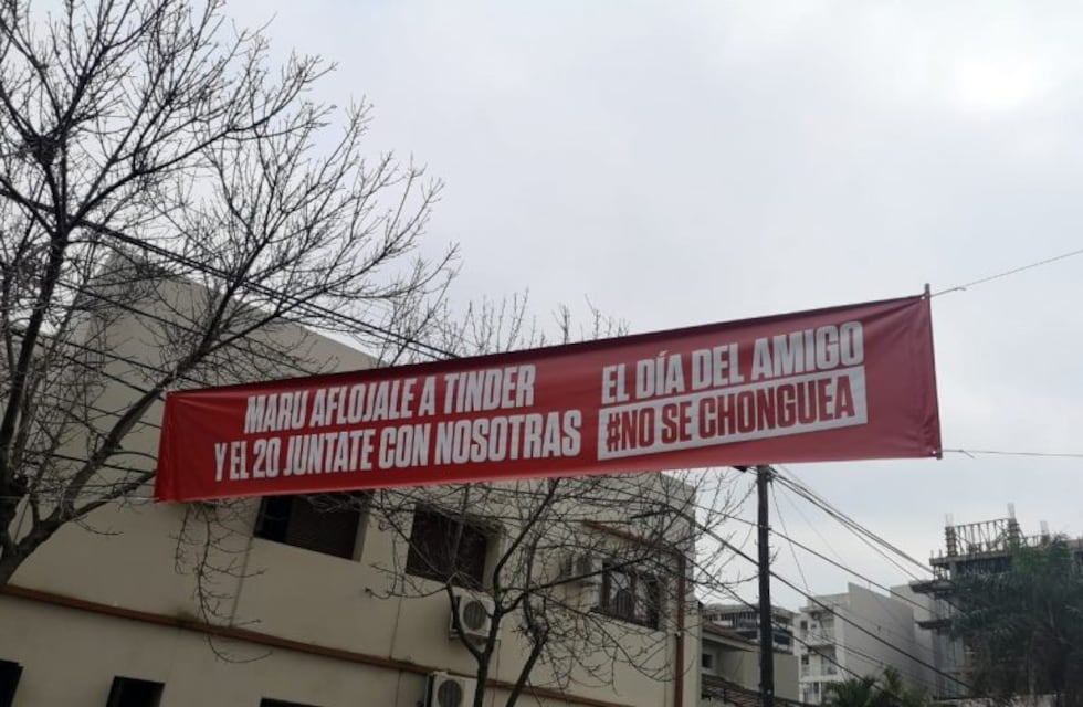 Aflojale al tinder: curioso pasacalle que apareció en pleno centro correntino