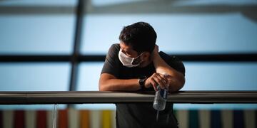 Pasajeros y empleados del Aeropuerto de Ezeiza\u002E (EFE/ Juan Ignacio Roncoroni)