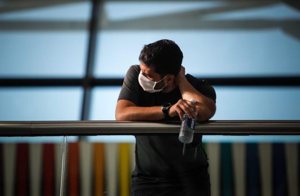 Coronavirus: dos hombres que llegaron este viernes a Ezeiza fueron aislados por síntomas compatibles