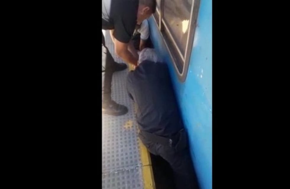 El dramático rescate de un anciano que se cayó entre el andén y una formación de tren