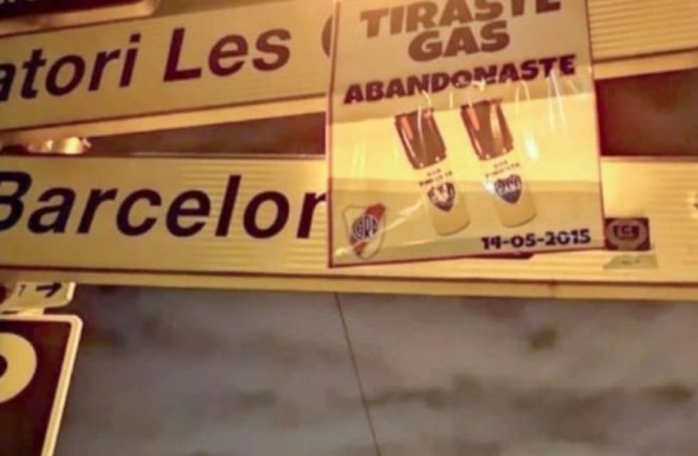 Hinchas de River empapelaron Barcelona con afiches para Boca: "Tiraste gas, abandonaste"