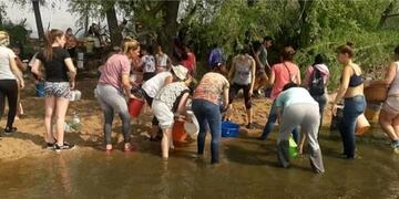 En Mina Clavero se formó un corredor humano de acarreo de agua para combatir los incendios\u002E (Belen Intima)