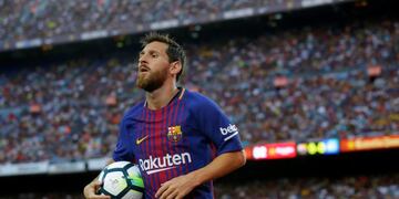 FC Barcelona's Lionel Messi holds a ball during the Joan Gamper trophy friendly soccer match between FC Barcelona and Chapecoense at the Camp Nou stadium in Barcelona, Spain, Monday, Aug\u002E 7, 2017\u002E (AP Photo/Manu Fernandez)