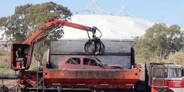 La Municipalidad de la ciudad ya retiró decenas de autos (web)\u002E