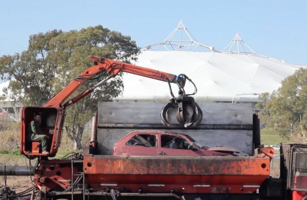 Implementan en La Plata un plan para sacar los autos abandonados de la calles