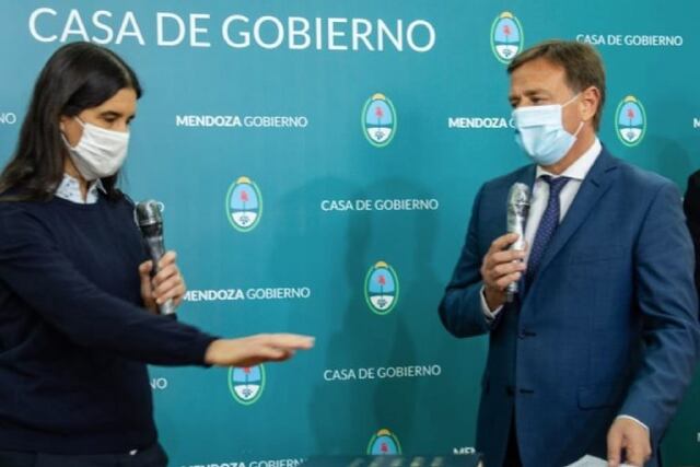 María Teresa Day cuando juró, ante Rodolfo Suárez, como nueva ministra de la Suprema Corte de Justicia de Mendoza. Gentileza Gobierno de Mendoza