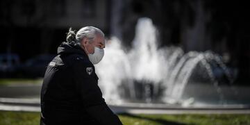 AME8753\u002E BUENOS AIRES (ARGENTINA), 25/06/2020\u002E- Una persona descansa este jueves en un banco de la Plaza de Mayo, en Buenos Aires (Argentina), tras el anuncio de la extensión de la cuarentena obligatoria debido a la pandemia de COVID-19\u002E EFE/Juan Ignacio Roncoroni