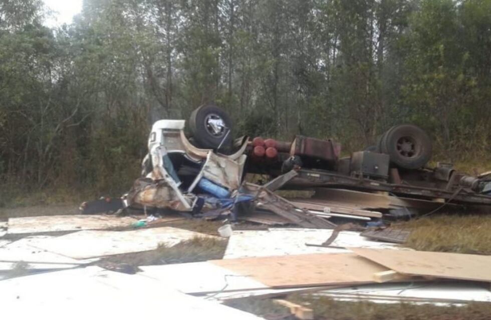 Accidente en Ruta 12: un camión volcó y su chofer quedó atrapado