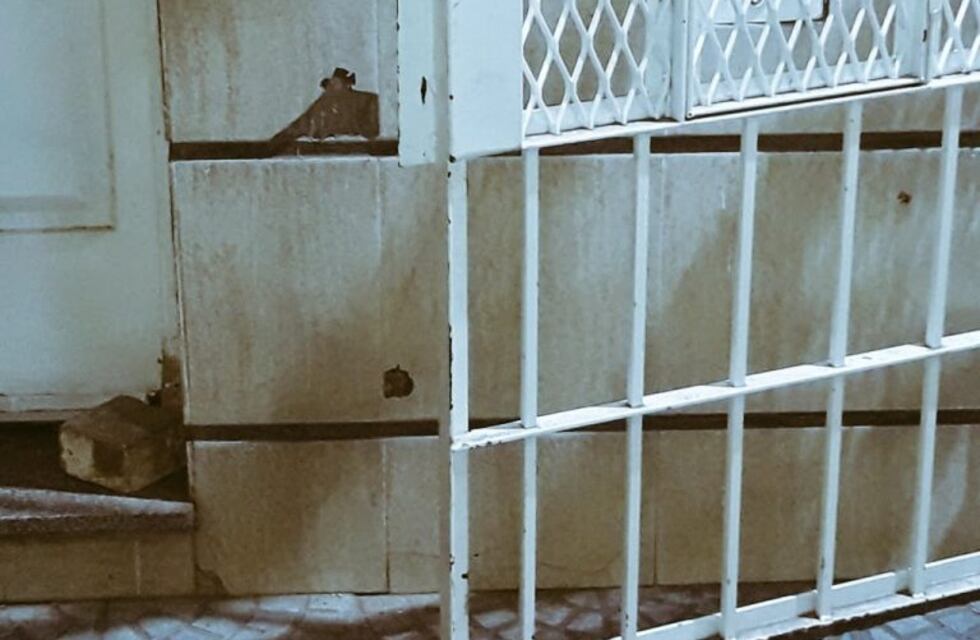 Balearon desde un auto la casa del "Panadero" Ochoa