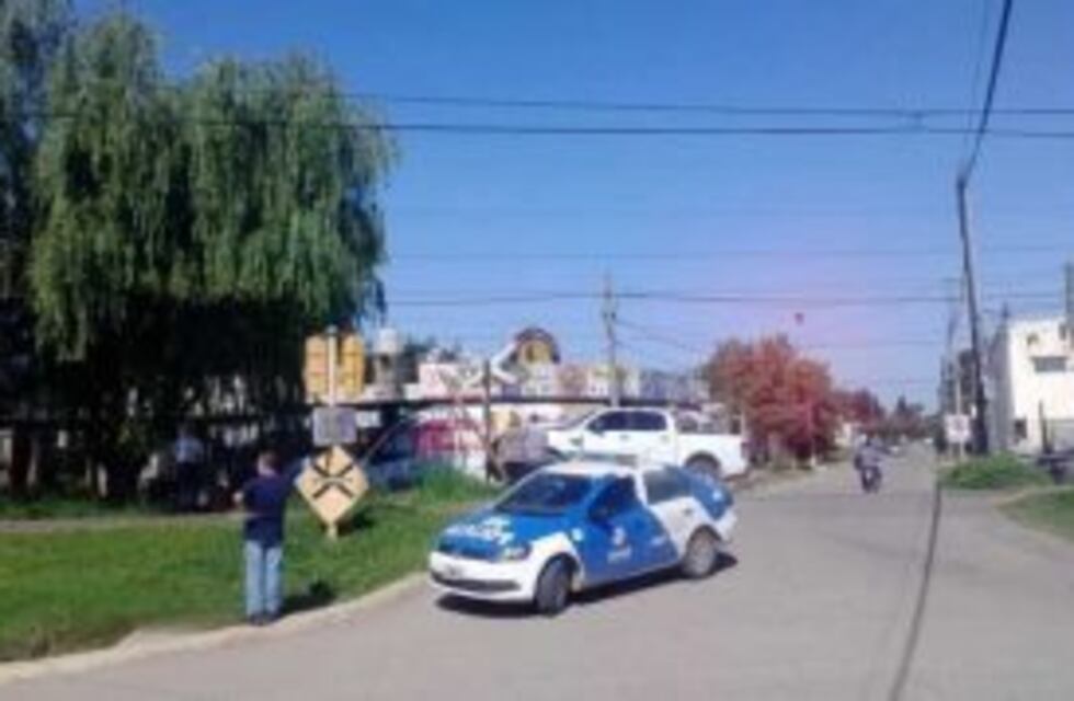 Una camioneta fue arrollada por un tren en un paso a nivel